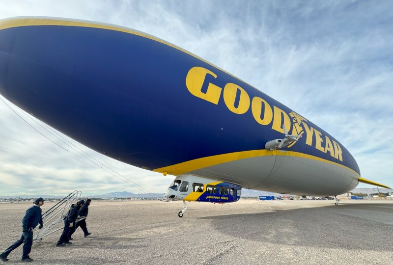 Preparando-se para andar no Goodyear Blimp, que pode levar quatro passageiros e dois membros da tripulação.