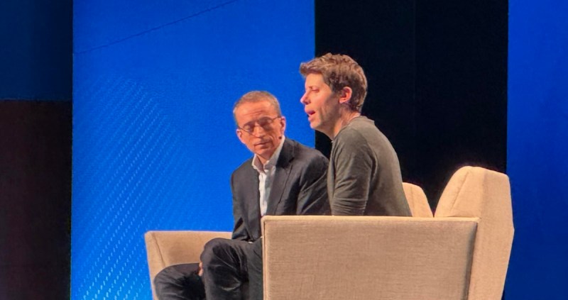 Pat Gelsinger da Intel questionando Sam Altman da OpenAI.