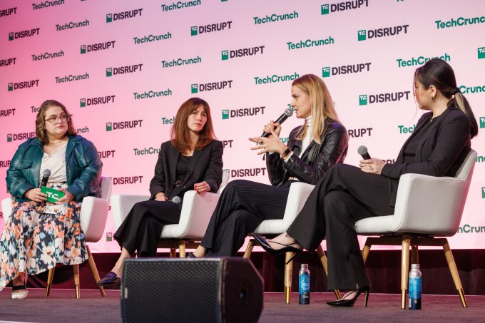 Aleksandra Pedraszewska AI Safety ElevenLabs, Sarah Myers West Executive Director AI Now Institute, e Jingna Zhang Founder & CEO Cara no TechCrunch Disrupt 2024 na quarta-feira, 30 de outubro de 2024. (Foto por Katelyn Tucker/ Slava Blazer Photography)