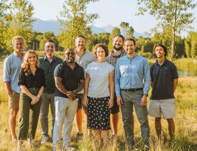 A equipe da Blue Bear Capital em um campo.