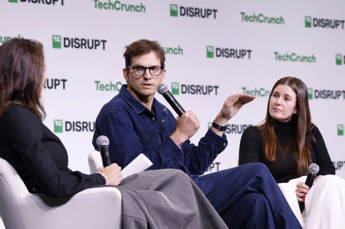 SÃO FRANCISCO, CALIFÓRNIA - 29 DE OUTUBRO: (E-D) Ashton Kutcher e Effie Epstein falam no palco durante o Dia 2 do TechCrunch Disrupt 2024 no Moscone Center em São Francisco, Califórnia. (Foto por Kimberly White/Getty Images for TechCrunch)