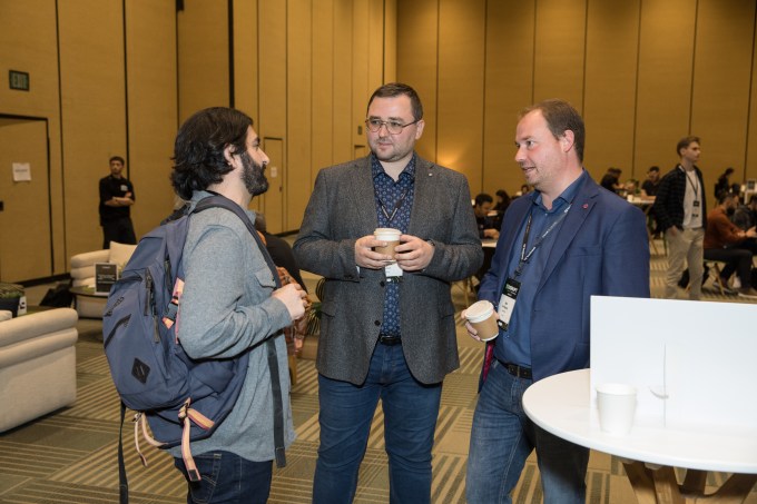 Um grupo de fundadores se conectando no Investor Lounge chamado Deal Flow Cafe durante o TechCrunch Disrupt 2024. Moscone West, San Francisco, Califórnia.