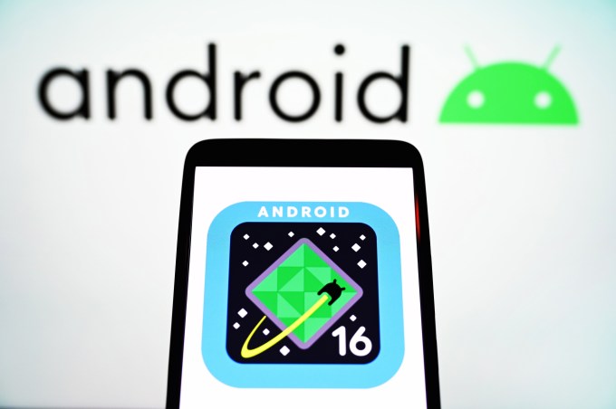 Nesta ilustração, um logo do Android 16 é visto na tela de um smartphone.
