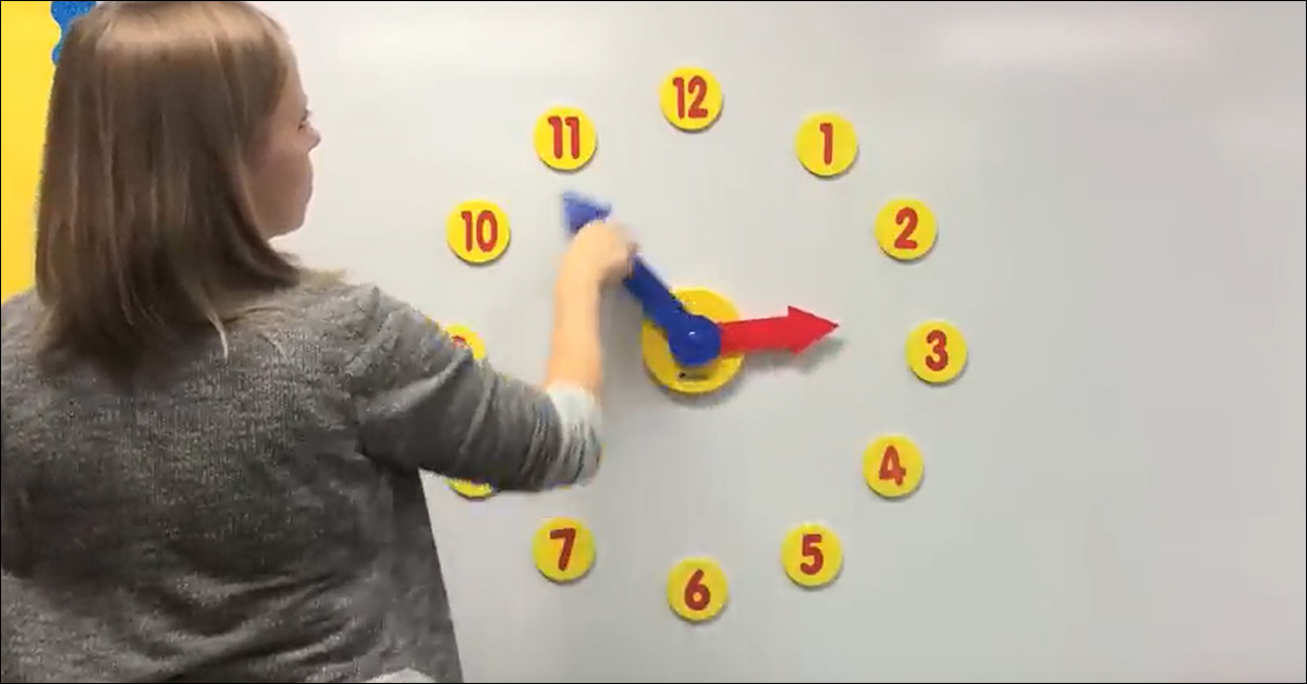 Materiais de ensino para ajudar crianças a aprender a dizer as horas. Fonte: https://www.youtube.com/watch?v=IBBQXBhSNUs