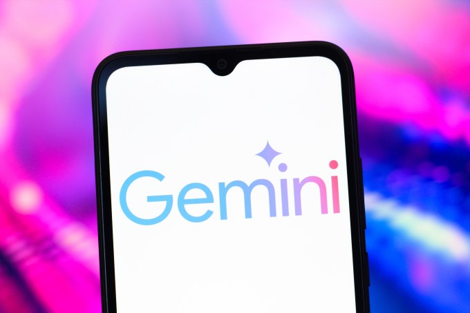 O logo da IA Gemini do Google é exibido na tela de um smartphone.